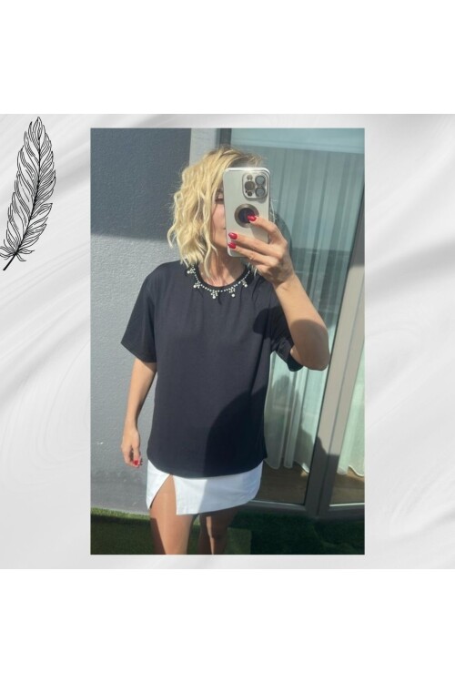 Boncuk İşleme Yaka Detaylı Tişört