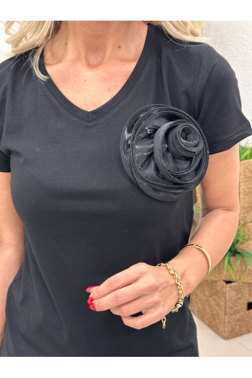 SF078 V YAKA ÖNÜ GÜL AKSESURALI PAMUK TİŞÖRT