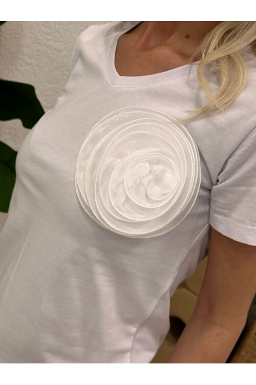 SF078 V YAKA ÖNÜ GÜL AKSESURALI PAMUK TİŞÖRT